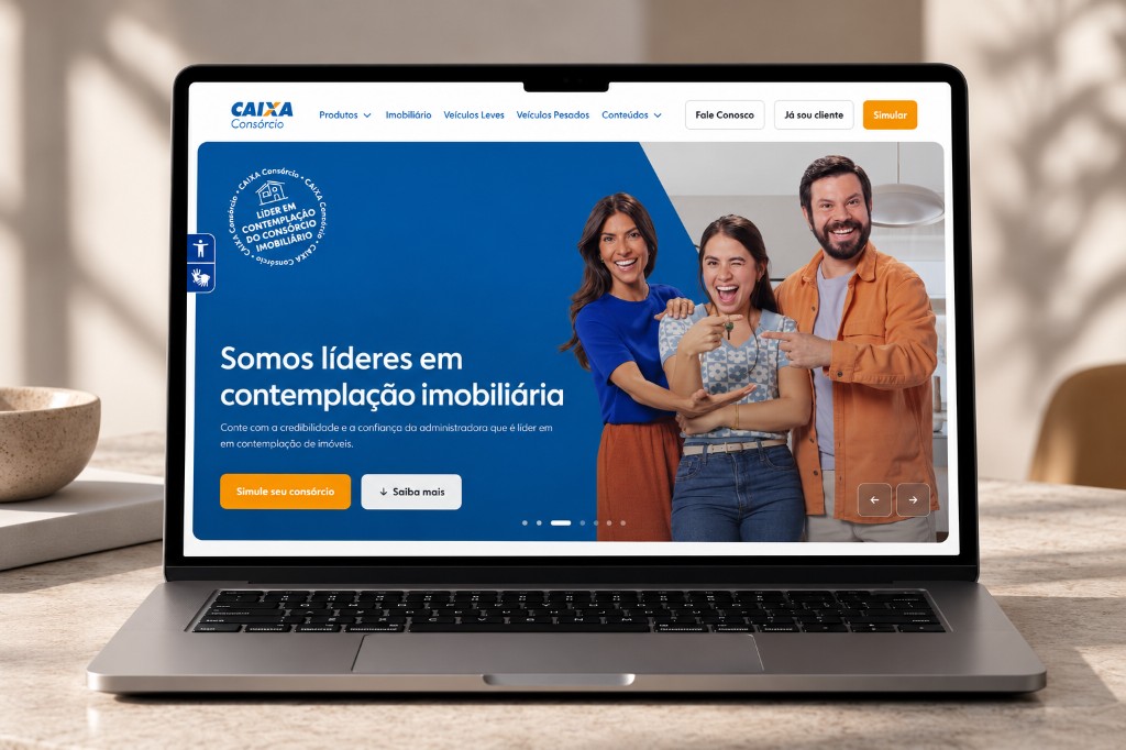 Notebook mostrando a página inicial do site da CAIXA Consórcio, com a mensagem Somos líderes em contemplação imobiliária.